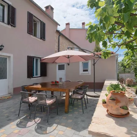 Family Friendly House With A Swimming Pool - 11774 بيت للعطل *
